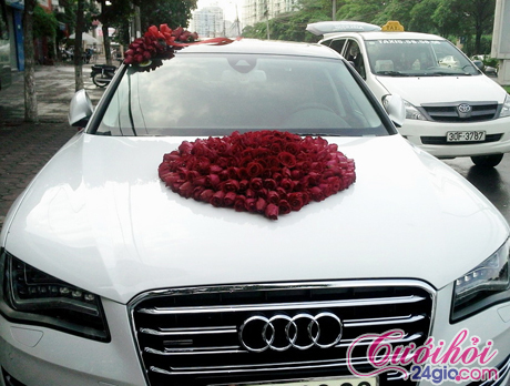 Xe hoa cưới kết bằng hoa hồng